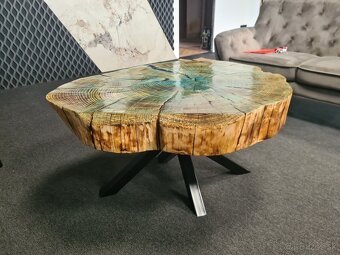 Konferenčný stôl zo smrekového dreva s epoxidom - 3