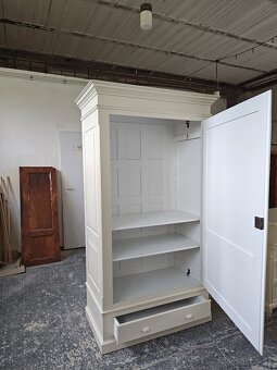 Jednodverový vintage šatník - 3