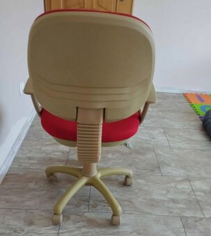 Červená stolička - 3