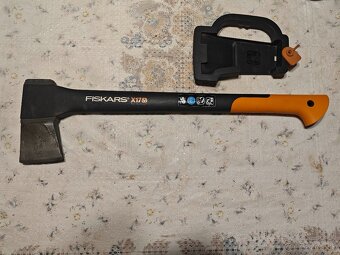 Značková štiepacia sekera Fiskars pekný stav - 3