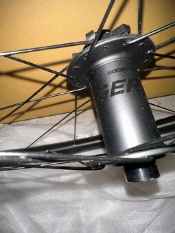 Bontrager Line Carbon 30 predné koleso 29” Boost oska - 3