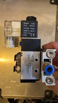 pneumatický ventilový blok s 5 elektro ventilmi - 3