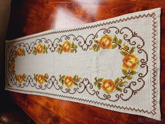 Krásna maslová štóla zdobená žltými ružami 30x80 - 3