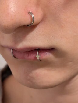 Falošný piercing na pery - 3