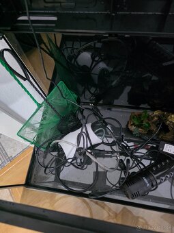 Predám akvarium + stolík a komplet príslušenstvo - 3