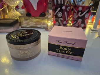 Too Faced Born This Way púder - 3