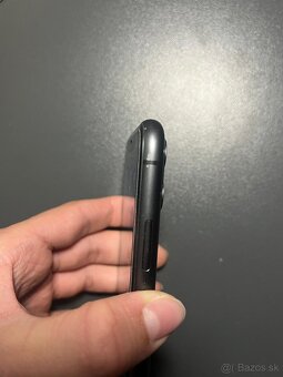 Predávam iPhone 11 so štyrmi obalmi - 3