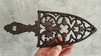 Krásná stará zdobená podložka pod starou žehličku - 3