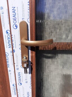 Predám dvojdielne vchodové plastové dvere 146x210 orech 3skl - 3