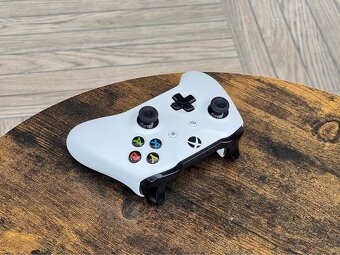 Xbox One S 1TB Digital Edition - 3