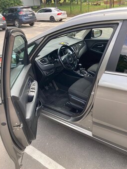 Rodinná KIA Carens 2018 s bohatou výbavou – skvelý stav, - 3