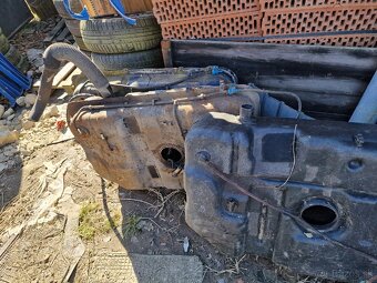 nádrž kia carnival 2.9 - 3