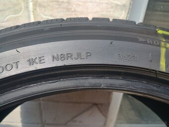 Predám pneu 235/40 R19zimné - 3