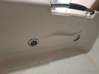 Hydromasážna vaňa s rádiom - 3