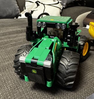 Lego Technics - 42136 John Deere 9620R 4WD Tractor - 3