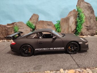 Prodám model 1:18 Porsche 911 GT3 RS - 3