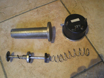 Tlakovač nádrží starých veteránů a hodiny 12V . - 3