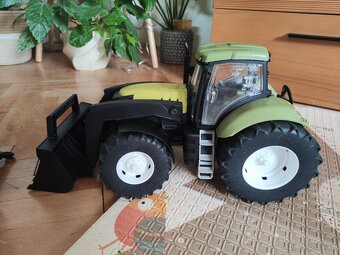 Traktor s vlečkou a prednou lyžicou - 3