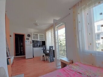 Zařízené studio 1+kk s balkonem, jen 400 m od pláže - 3