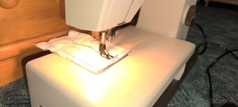 Predám šijací stroj Husqvarna 4321+príslušenstvo - 3