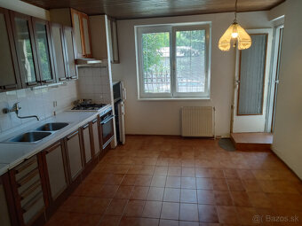Prenájom pekný veľký 4 iz RD , terasa, krb, záhrada - 3