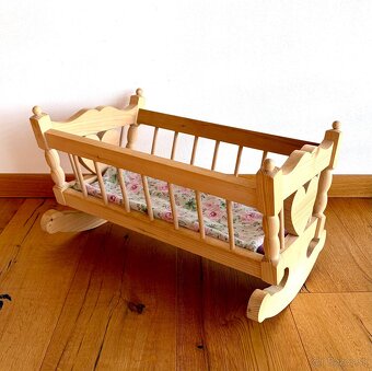 Stará dřevěná kolébka pro panenky - 3