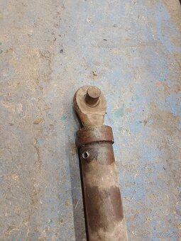 Piest hydraulika tretý bod - 3