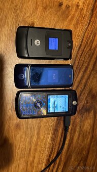 Motorola legendárne mobily RAZR V3/SLVR L7e/KRZR K1 - 3