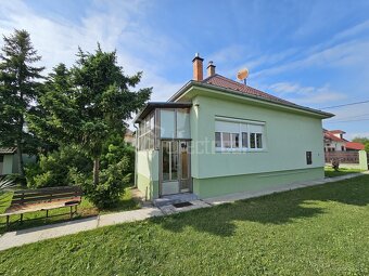 Priestranný pozemok 2052 m² so starším domom vo výbo… - 3