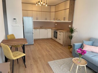 Svetlý 2 izbový apartmán Ružinov - 3