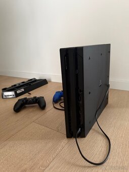 Playstation 4 PRO 1TB + 2 Ovládače + stojan - 3