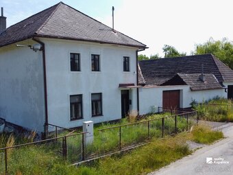 Veľkorysý vidiecky dom z nepálenej tehly čaká na druhú šancu - 3