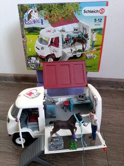 Nová SCHLEICH 42370 veterinárna klinika so žriebäťom - 3