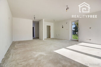 Na predaj skolaudovaný 4i RD s pozemkom 596 m² v Malej Pake. - 3