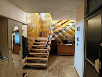 ZNOVU V PONUKE-PADNUTÁ REZERVÁCIA KRÁSNY ZAUJÍMAVO RIEŠENÝ  - 3