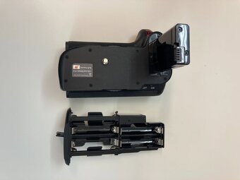 DSTE Battery Grip pre Nikon D5200 / 5100+ MB-D5100+ - 3
