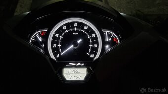 Honda SH125 s kufrom a plachtou - 3