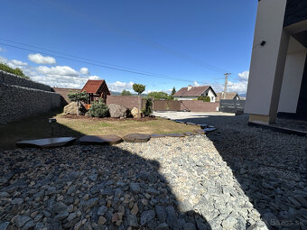 Skolaudovaná novostavba, nová terasa, nový plot nová skalka - 3