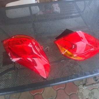 Predám zadné svetlá na  opel astra j - 3