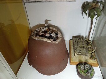 Vitrína s modelmi na predaj. - 3