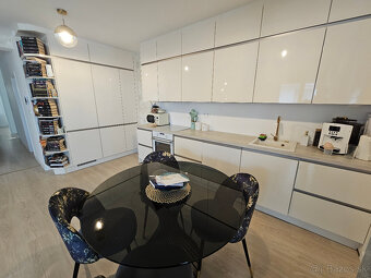 Moderný 3 izbový byt 94 m2 s kompletným zariadením, parkovac - 3