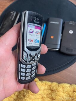 5 staych telefonov plus darček. - 3