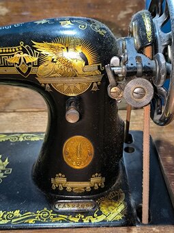 Singer šijací stroj (201K) rok výroby 1935 - 3