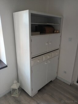 Predám masívnu jedálenskú vintage skrinku - 3