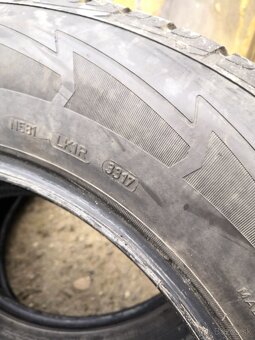 Predám zimné pneu 235/65 R17 - 3