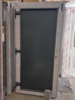 Plastove vchodove dvere plne. - 3