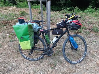 turistický bicykel s brašňou; - 3
