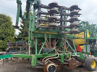 Secí stroj na obilí John Deere 750A, pracovní záběr 6m, rv 2 - 3