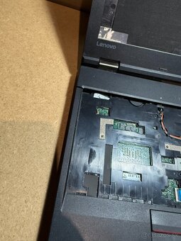 Notebook L560 na opravu alebo diely. - 3