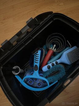 Predám jazdecký kufor s čistiacimi potrebami - 3